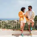 Un couple avec des chaussettes rigolotes