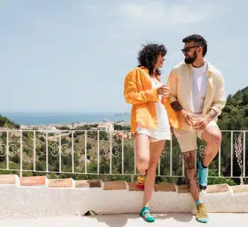 Un couple avec des chaussettes rigolotes