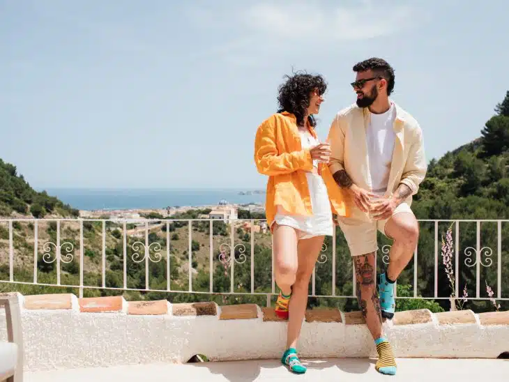 Un couple avec des chaussettes rigolotes