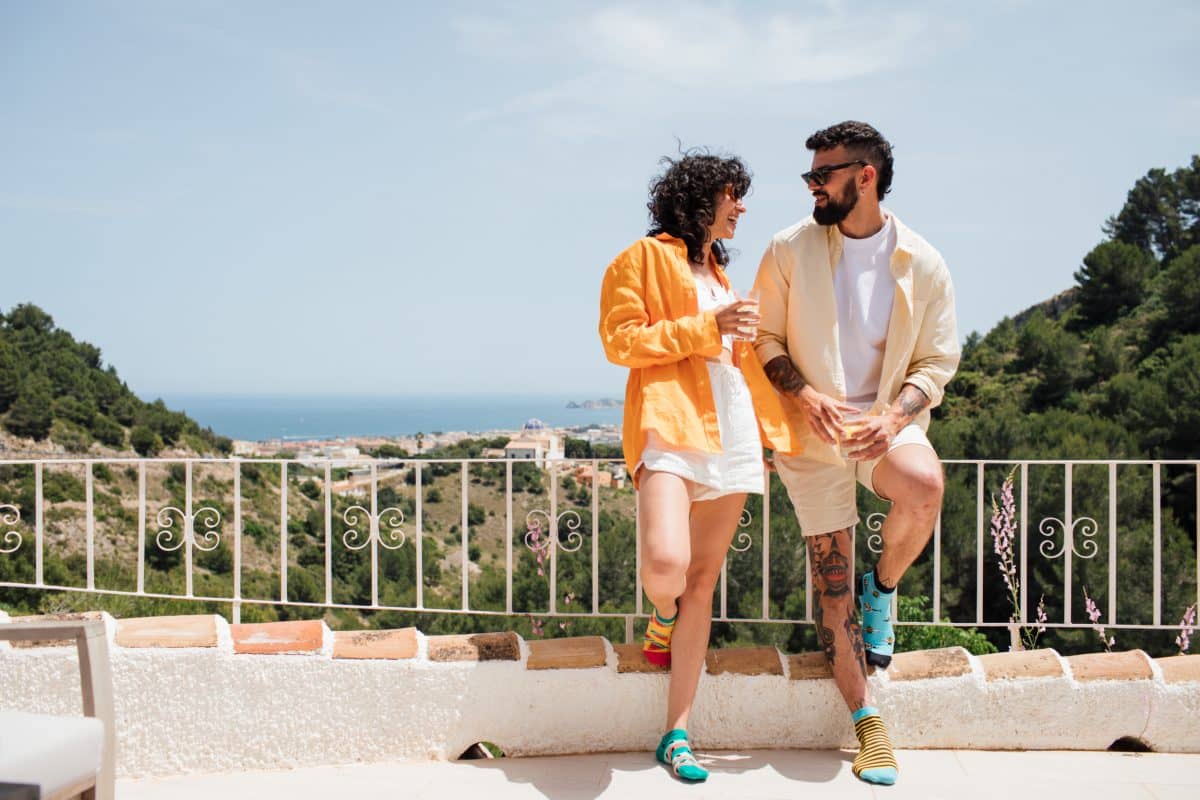 Un couple avec des chaussettes rigolotes